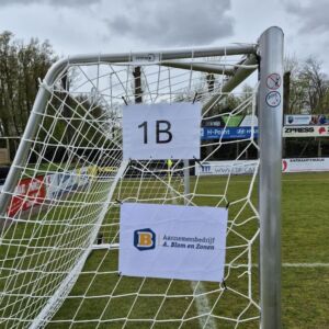 Veld 1B gesponsord door Aannemersbedrijf A. Blom en Zonen