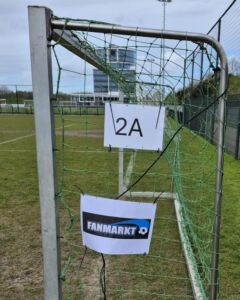 Veld 2A gesponsord door Fanmarkt Voetbalshirts & Fanartikelen