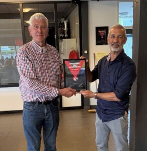 Certificaat van Waardering Cor de Bondt (links op de foto)
