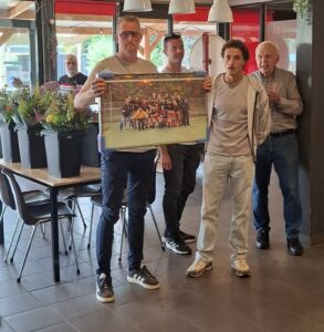 Laurens Gerlich verrast met een prachtige, ingelijste elftalfoto