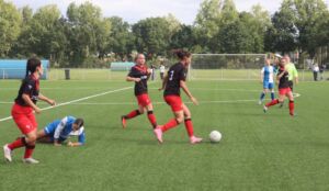 Vrouwen 1 herpakt zich na misstap
