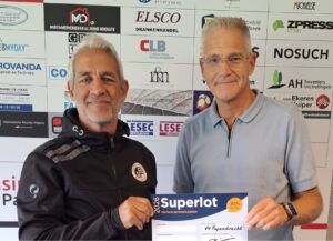 Voorzitter Karel Spitsbaard en secretaris Edwin Schreurs met Superlot